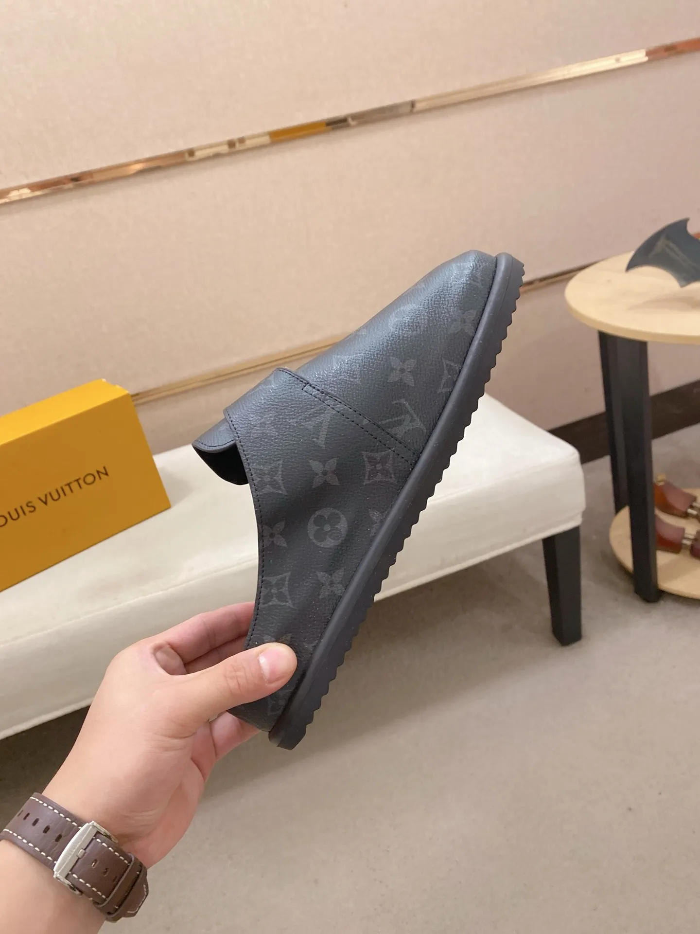 Men's shoes 💰: 360💰Made by LV🔍Top purchasing agents, men's spring and summer slippers are synchronized in the counters. The uppers are made of imported materials from Italy with logo graphics and high-quality craftsmanship. The soles: original soles specially provided by the original factory. The exclusive movable molded soles are super comfortable. Original goods follow the order, 🔍🔍high quality, you can enter and exit the counter at will. Welcome to compare, code number 38-44.